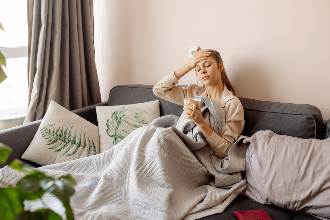 Signs of post-viral chronic fatigue syndrome (CFS) include fatigue, combined with brain fog or pain that lasts more than three months after the initial infection. (Starocean/Shutterstock)