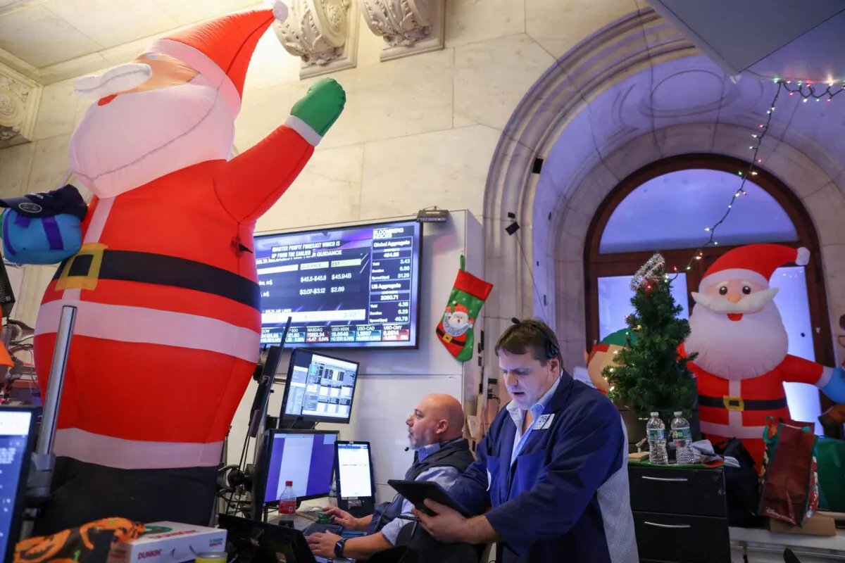 Traders work on the trading floor at the New York Stock Exchange (NYSE) in New York City on Dec. 14, 2022. (Andrew Kelly/Reuters)