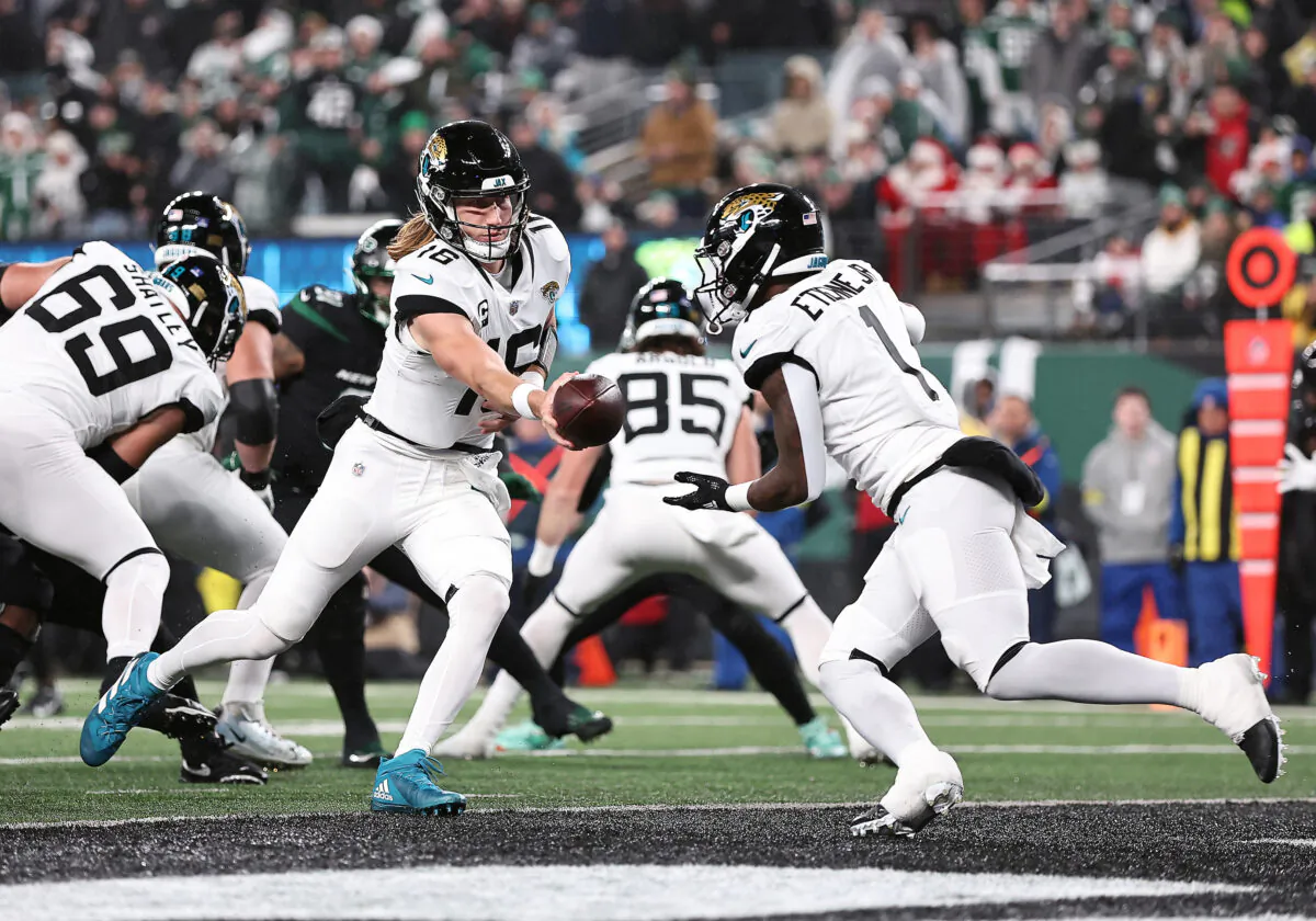 Trevor Lawrence (16) of the Jacksonville Jaguars hands off to Travis Etienne Jr. (1) during the 1st half of the game against the New York Jets at MetLife Stadium in East Rutherford, N.J. on Dec. 22, 2022. (Dustin Satloff/Getty Images)