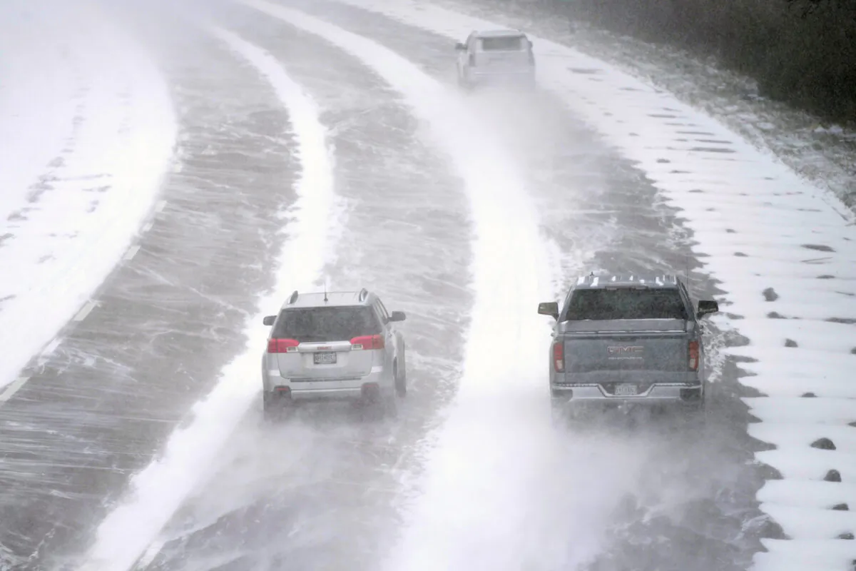 Vehicles travel along Interstate 44 as snow begins to fall and temperatures drop in St. Louis on Dec. 22, 2022. (Jeff Roberson/AP Photo)