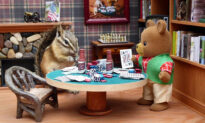 Fun Photos: Couple Builds Miniature Sets to Photograph Playful Chipmunks in Action
