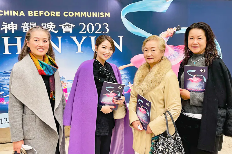 Mitsuyama Manami (R), president of the construction and installation company GRIT in Tachikawa, attends Shen Yun Performing Arts at the J: COM Hall Hachioji, Japan on Dec. 26, 2022, with her mother Ishimoto Yoshiko (R-2), daughter Ashuka (L-2), and sister Kiyomi Ito (L). (Niu Bin/The Epoch Times)