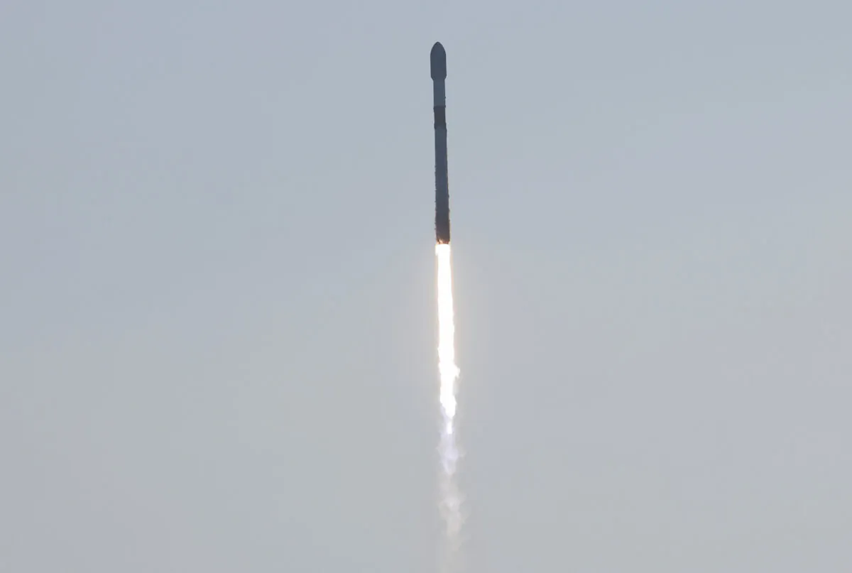 A SpaceX Falcon 9 rocket lifts off, carrying 53 Starlink internet satellites, from the Kennedy Space Center in Cape Canaveral, Fla., on May 18, 2022. (Joe Skipper/Reuters)