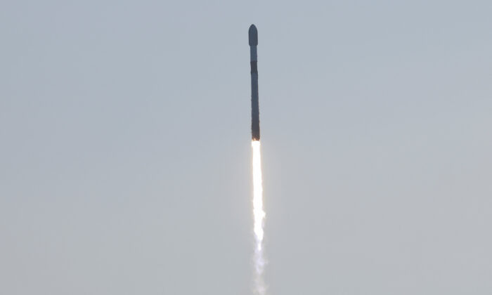 On May 18, 2022, a SpaceX Falcon 9 rocket carrying 53 Starlink Internet satellites launched from Kennedy Space Center in Cape Canaveral, Florida.  (Joe Skipper/Reuters)