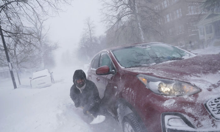 Gamaliel Vega próbuje wykopać swój samochód na Lafayette Avenue po tym, jak utknął w zaspie śnieżnej około przecznicy od domu, próbując pomóc uratować swojego kuzyna, który stracił moc i ciepło z dzieckiem w domu po drugiej stronie miasta podczas zamieci w Buffalo w stanie Nowy Jork 24 grudnia 2022 r. (Derek Gee / The Buffalo News przez AP)