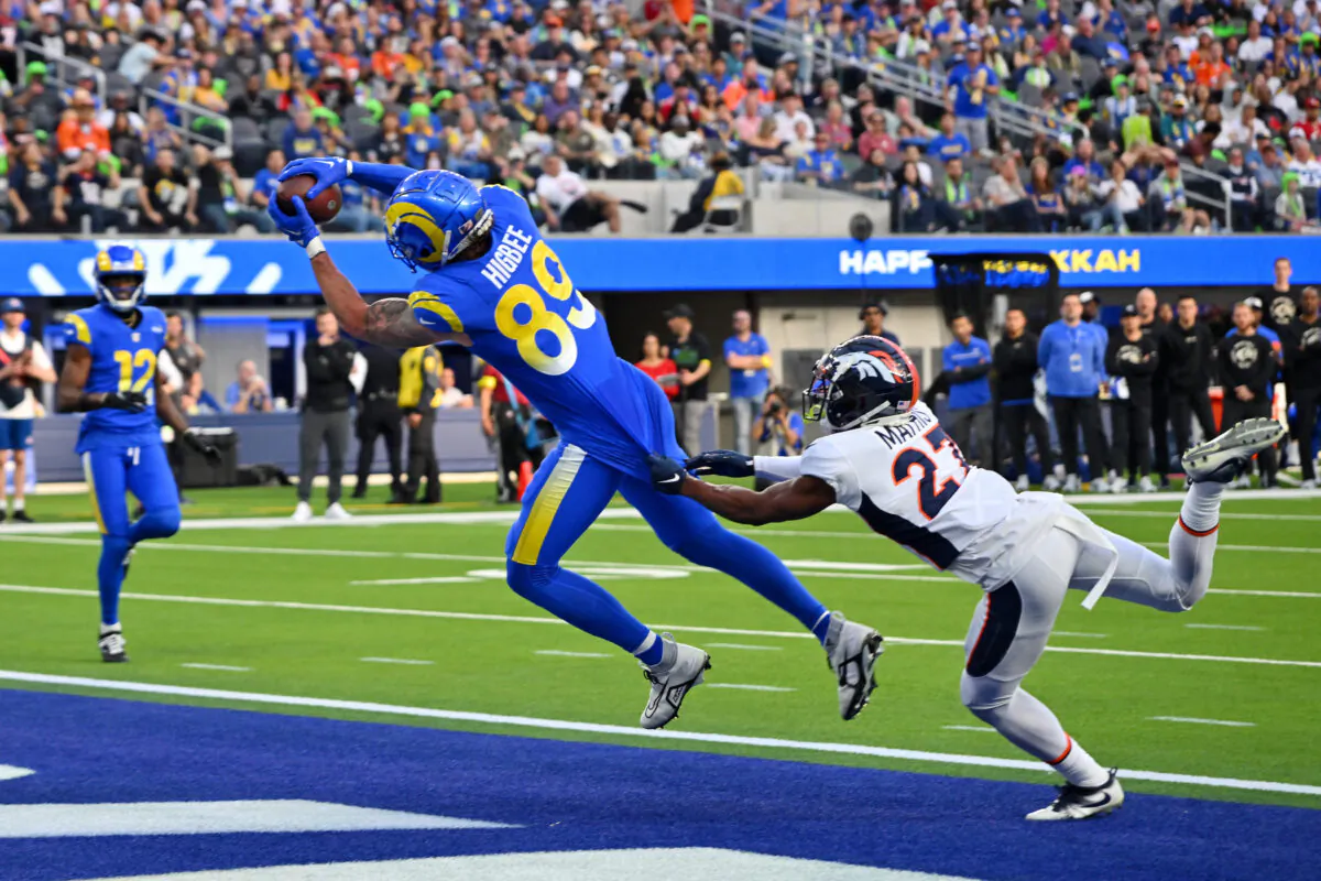 Tyler Higbee (89) of the Los Angeles Rams catches the pass to score a touchdown in the second quarter of the game against the Denver Broncos at SoFi Stadium in Inglewood, Calif., on Dec. 25, 2022. (Jayne Kamin-Oncea/Getty Images)