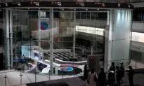 Asian Shares Higher in Thin Holiday Trading