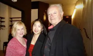 Cuban Americans Who Fled Communism Share Shen Yun’s Message With Chinese Daughter