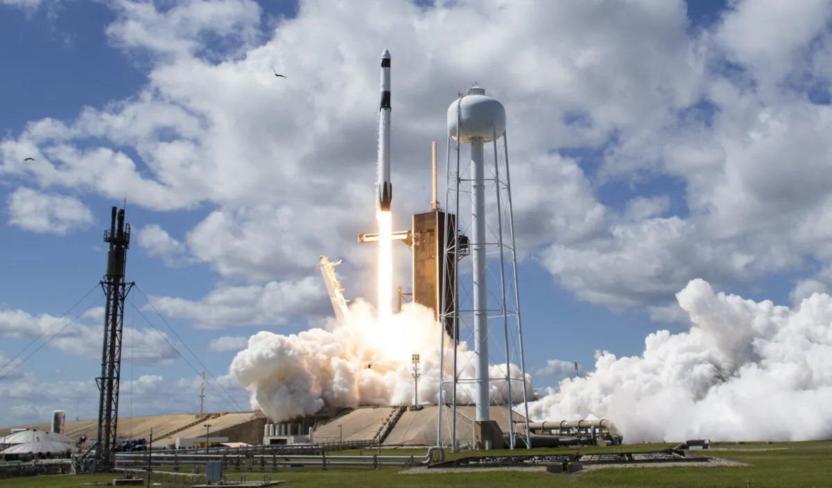 A SpaceX Falcon 9 rocket carrying the company's Crew Dragon spacecraft is launched at NASA's Kennedy Space Centre, in Cape Canaveral, Florida, on Oct. 5, 2022. (Joel Kowsky/NASA via Getty Images)