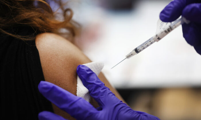 Un'infermiera somministra un richiamo del vaccino COVID-19 a una persona in un ospedale di Hines, Illinois, il 1° aprile 2022. (Scott Olson/Getty Images)