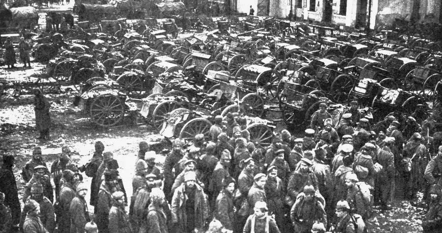 Russian prisoners and guns captured at Tannenberg, Germany on Jan. 1, 1914, from “Photos of the Great War.” (Public Domain)