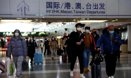 UK Minister Says COVID-19 Checks on China Arrivals ‘Under Review’