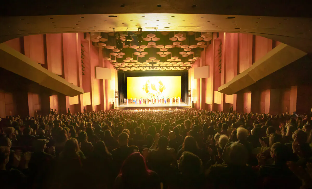 The first Houston performance of Shen Yun Performing Arts on Dec. 26 at the Jones Hall for the Performing Arts. (The Epoch Times)