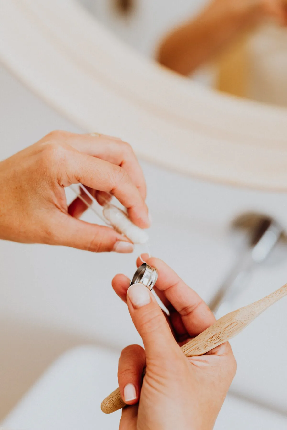 Mary Hunt describes her amusing difficulties purchasing floss in France. (Karolina Grabowska/Pexels)