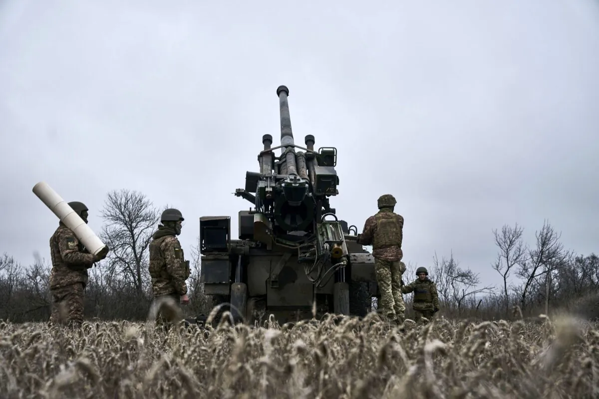 Ukrainian soldiers prepare to fire a self-propelled howitzer toward Russian positions near Avdiivka, Donetsk region, Ukraine, on Dec. 26, 2022. (Libkos/AP Photo)