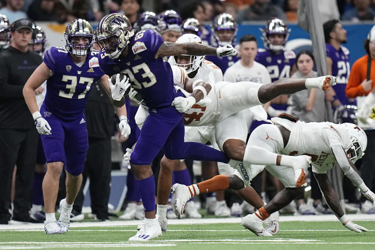 No. 12 Washington Holds Off No. 21 Texas 2720 in Alamo Bowl