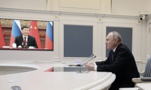 Putin and Xi Hold Talks Against Mounting Crisis in the Backdrop