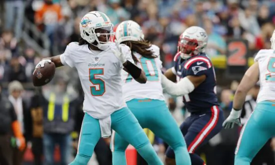 Miami Quarterback Bridgewater Leaves With Finger Injury vs. Patriots