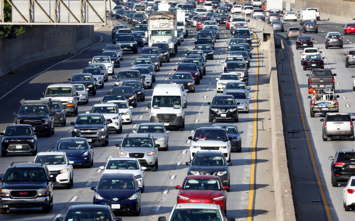 Heavy traffic moves along the 101 freeway in Los Angeles, Calif., on Nov. 23, 2022. (Mario Tama/Getty Images)