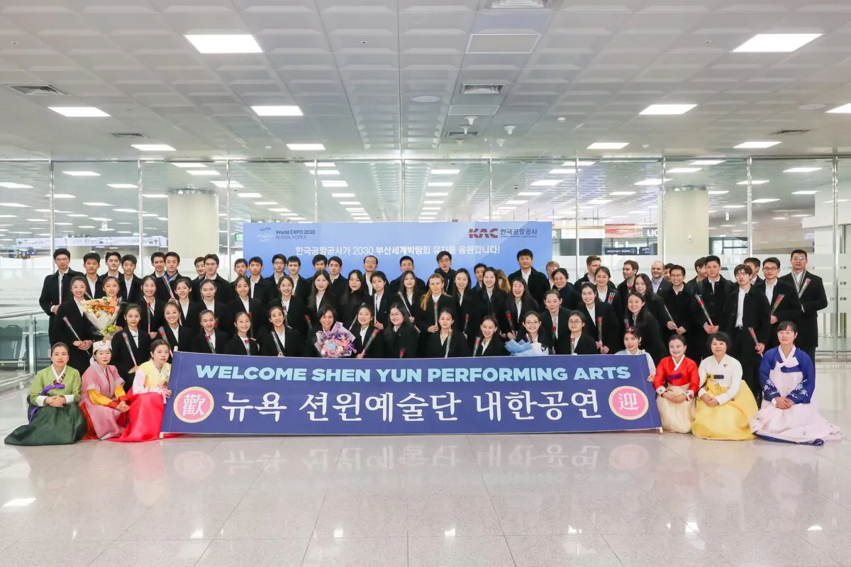 Fans welcome Shen Yun at Gimhae International Airport in Busan, South Korea on Jan. 31, 2023. (Kim Guk-hwan/The Epoch Times)
