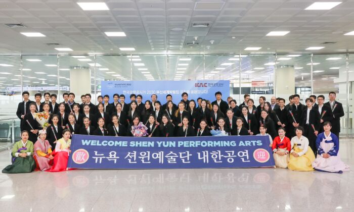 Fans welcome Shen Yun at Gimhae International Airport in Busan, South Korea on Jan. 31, 2023. (Kim Guk-hwan/The Epoch Times)