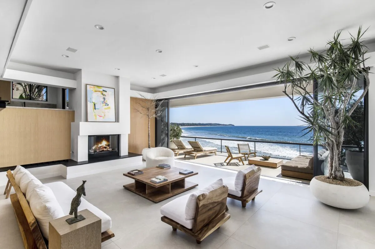 The glass wall can be fully retracted to bring the beach into the center level’s living room, complete with a fireplace for chilly evenings. (The Luxury Level, Toptenrealestatedeals.com)