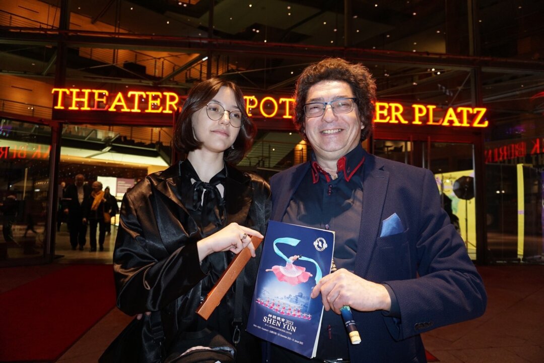 Werner Heinen with his daughter in front of the Theater am Potsdamer Platz, in Berlin, on Dec.31,2022. (An Ran/The Epoch Times)