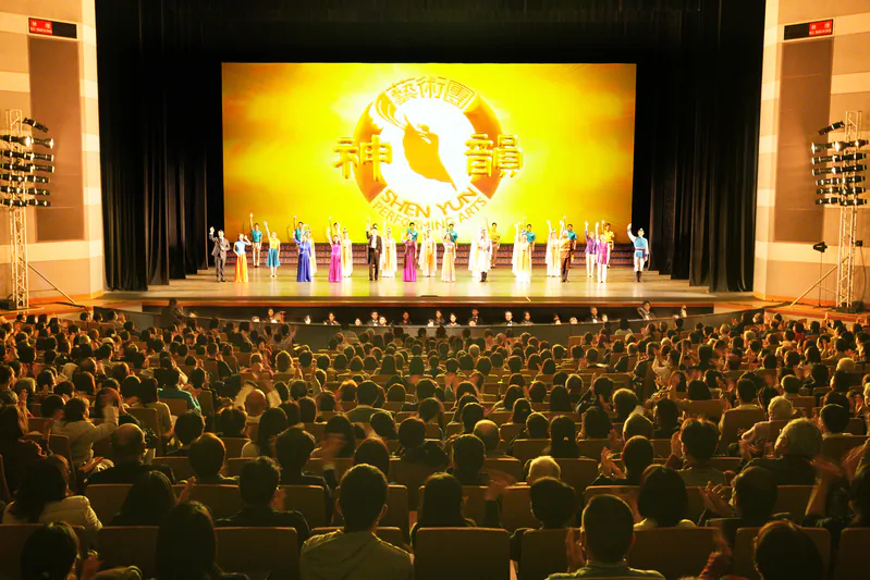 Shen Yun Performing Arts World Company's curtain call at the Hiroshima Bunka Gakuen HBG Hall in Hiroshima, Japan, on Jan. 2, 2023. (Annie Gong/The Epoch Times)