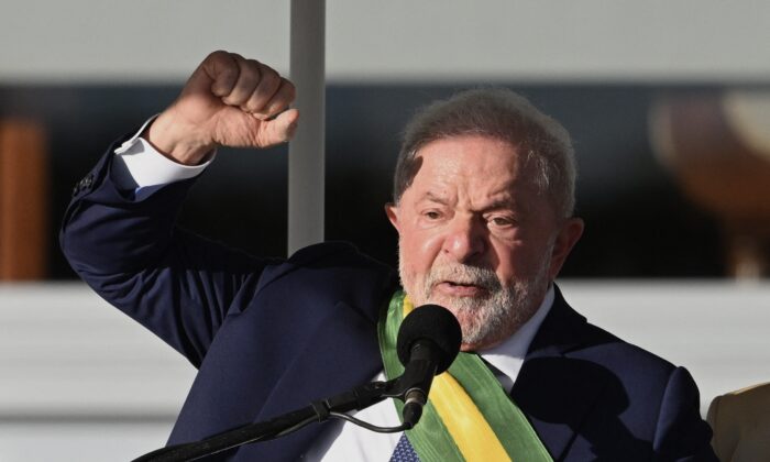 Nowy prezydent Brazylii Luiz Inacio Lula da Silva wygłasza przemówienie inauguracyjne w Pałacu Planalto po ceremonii inauguracyjnej na Kongresie Narodowym w Brasilii w Brazylii 1 stycznia 2023 r. (Evaristo Sa/AFP via Getty Images)