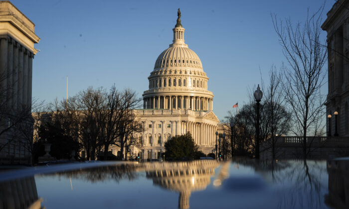Mặt ngoài của tòa nhà Quốc hội Hoa Kỳ trong một bức ảnh chụp.  (Hình ảnh Sarah Silbiger/Getty)