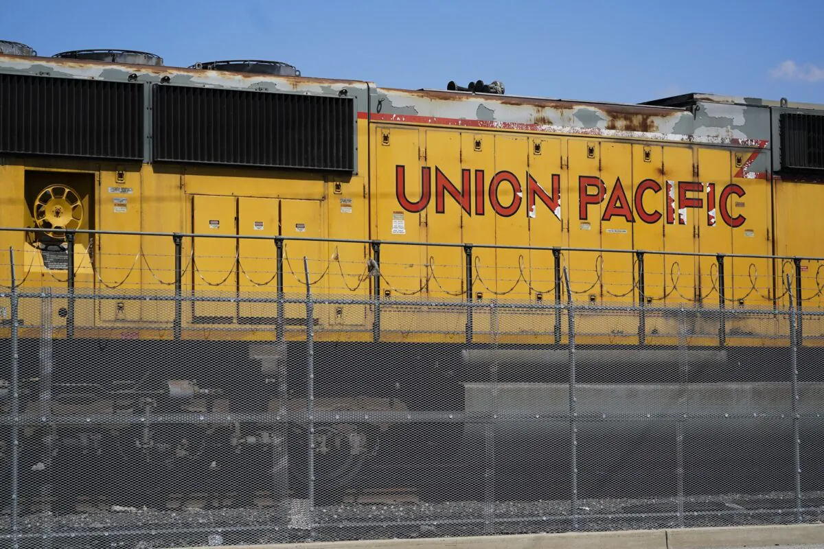 A Union Pacific train engine sits in a rail yard in Commerce, Calif., on Sept. 14, 2022. (Ashley Landis/AP Photo)