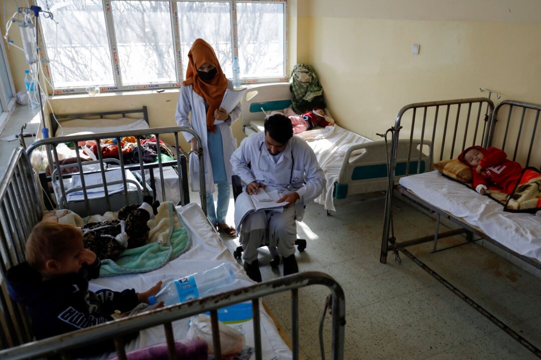 A doctor visits patients in a hospital following an increase in the number of pneumonia cases in Kabul, Afghanistan, on Dec. 17, 2022. (Ali Khara/Reuters)