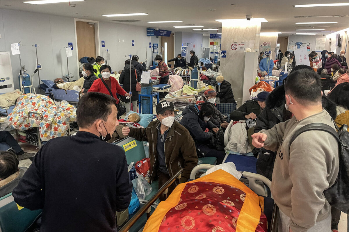 Pacienti na nosítkách v nemocnici Tongren v Šanghaji 3. ledna 2023. (Hector Retamal/AFP via Getty Images)
