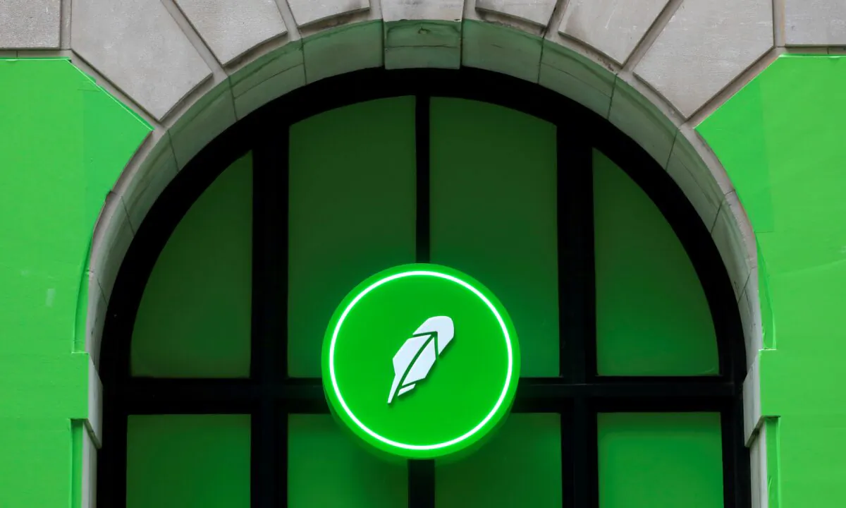 The logo of Robinhood Markets Inc. at a pop-up event on Wall Street after the company's IPO in New York on July 29, 2021. (Andrew Kelly/Reuters)