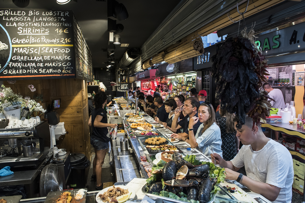Barcelona,,Spain,-,August,16,,2017.,People,Eat,Seafood,At
