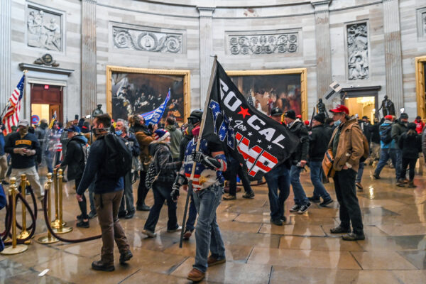 Los manifestantes deambulan por la Rotonda del Capitolio de EE. UU. después de violar el edificio el 6 de enero de 2021. (Saul Loeb/AFP a través de Getty Images)