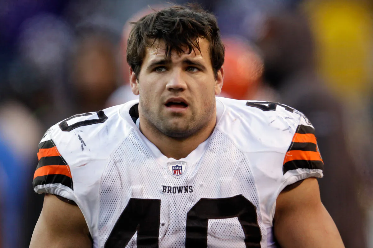 Peyton Hillis #40 of the Cleveland Browns looks on from the sidelines during the closing moments of the Browns 20-14 loss to the Baltimore Ravens at M&T Bank Stadium in Baltimore, Maryland, on Dec. 24, 2011. (Rob Carr/Getty Images)
