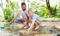 Going Barefoot Helps Strengthen Feet, Improves Balance and Health