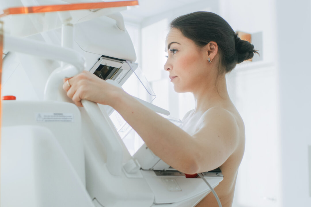 Woman having a mammography scan.  (Gorodenkoff/Shutterstock)