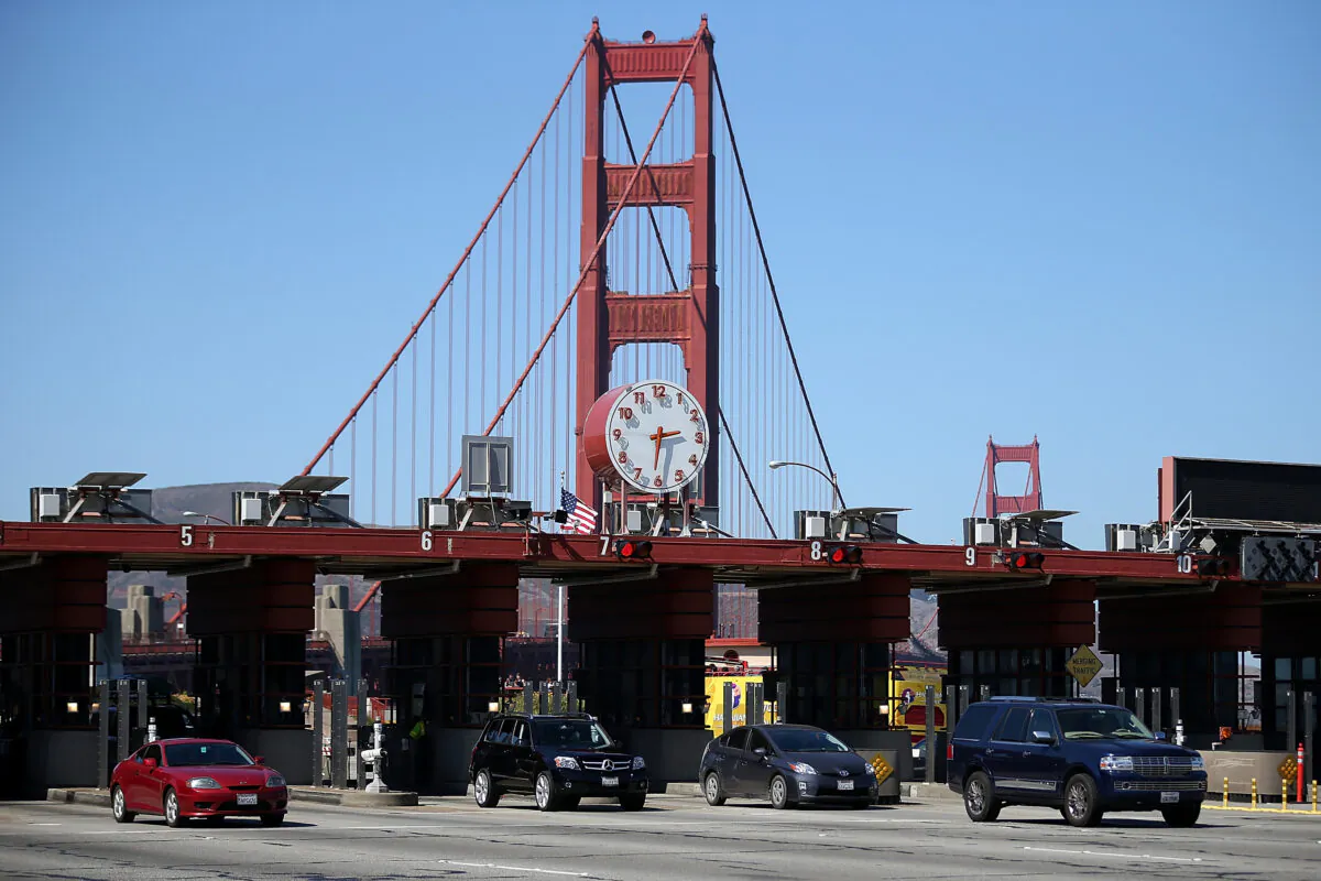 Cars pass through the Golden Gate Bridge toll plaza in San Francisco. (Justin Sullivan/Getty Images)