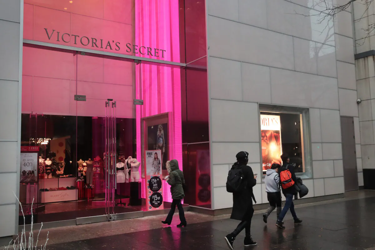Shoppers walk past a Victoria's Secret store along the Magnificent Mile in Chicago, Illinois, on Nov. 21, 2019. (Scott Olson/Getty Images)
