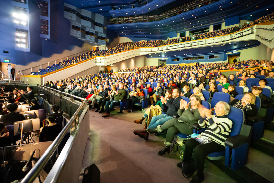 Shen Yun curtain call at the ICC Birmingham Hall, Jan. 7, 2023. (Yuan Luo)