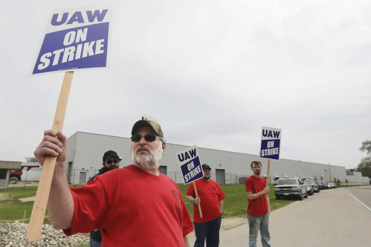 Members of United Auto Workers Local 807 picket after going on strike at a CNH plant in Burlington, Iowa, on May 2, 2022. (John Loveretta/The Hawk Eye via AP)