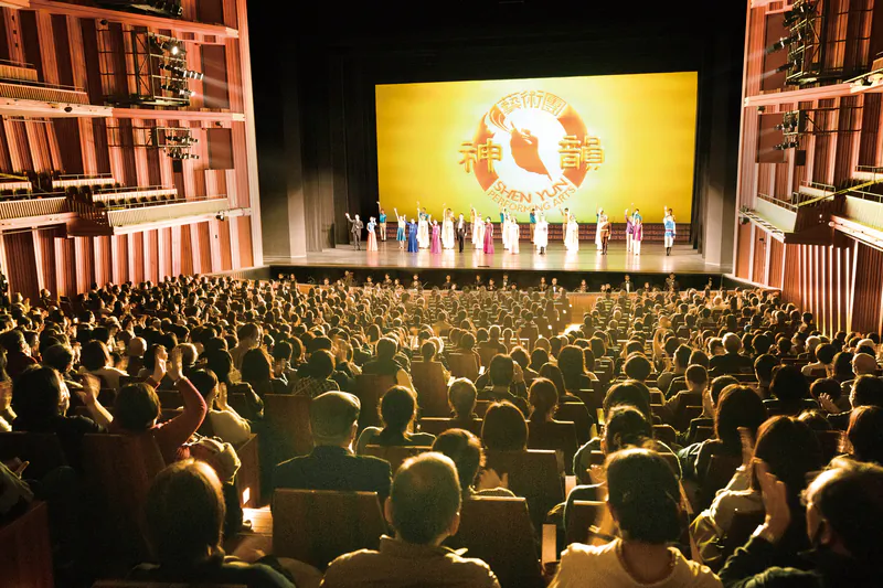 Shen Yun Performing Arts World Company's curtain call at the Hyogo Performing Arts Center in Nishinomiya, Japan, on the evening of Jan. 8, 2023. (Annie Gong/The Epoch Times)