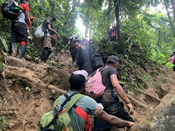 Migrants trek through the rainforest in Panama in October 2022. (Courtesy of Sun Jincai)