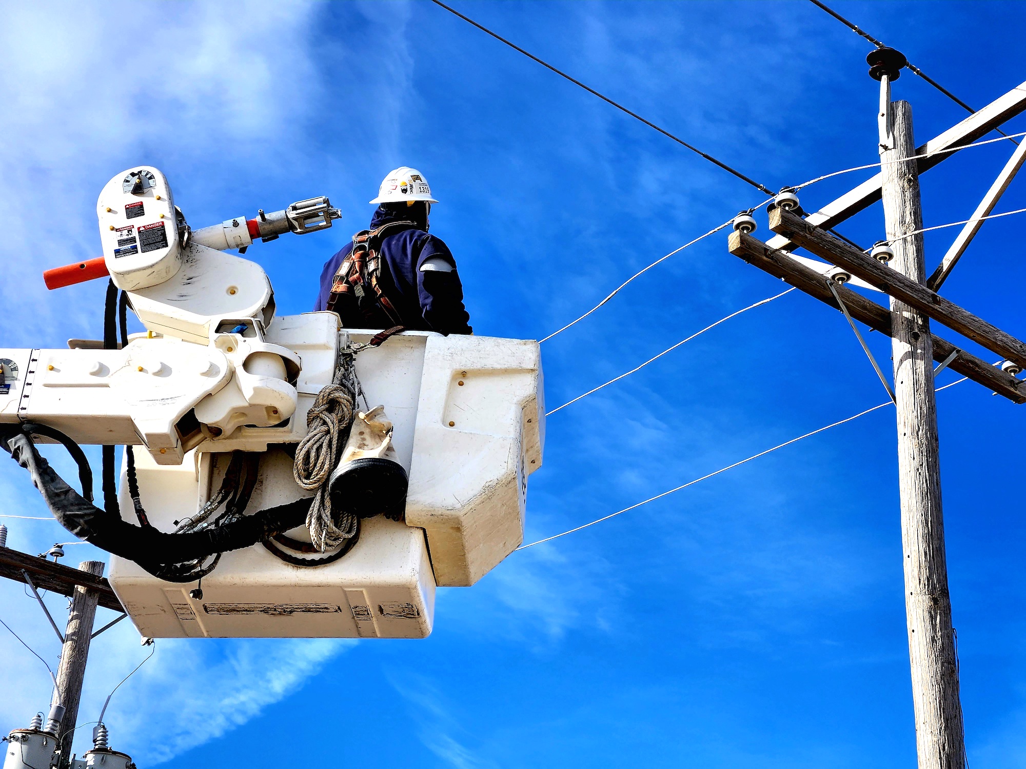 Power Line Workers in High Demand Fueled by Wave of Retirements, Industry Growth - Vimarsana News