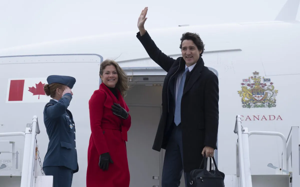 Prime Minister Justin Trudeau and Sophie Trudeau board a government plane on January 9, 2023 in Ottawa.  (Adrian Wyld/The Canadian Press)