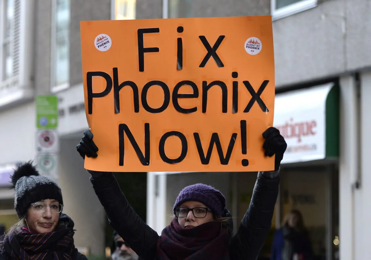 Members of the Public Service Alliance of Canada affected by Phoenix Pay System errors protest on the three-year anniversary of the launch of the pay system, in Ottawa on Feb. 28, 2019. (The Canadian Press/Justin Tang)