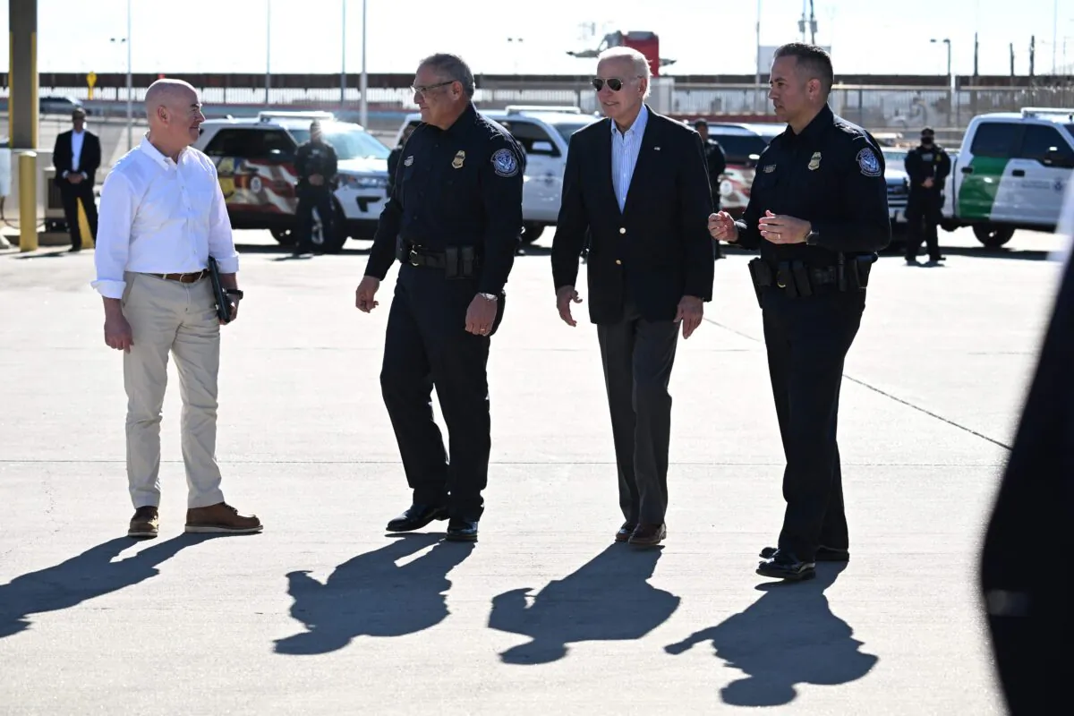 President Joe Biden (2nd R) and Secretary of Homeland Security Alejandro Mayorkas (L) speak with U.S. Customs and Border Protection agents on the Bridge of the Americas border crossing in El Paso, Texas, on Jan. 8, 2023. (Jim Watson/AFP via Getty Images)