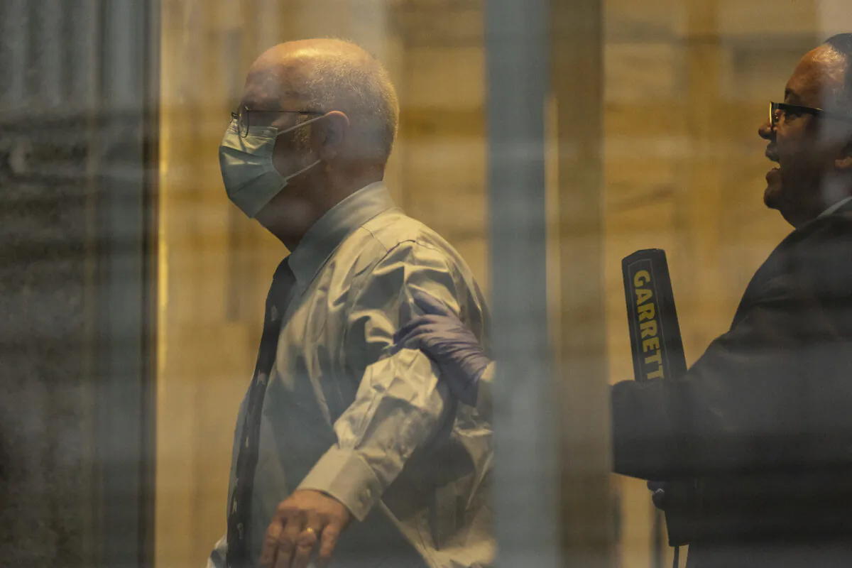 Robert Hadden waits in line at the federal court in New York on Jan. 9, 2023. (Yuki Iwamura/AP Photo)
